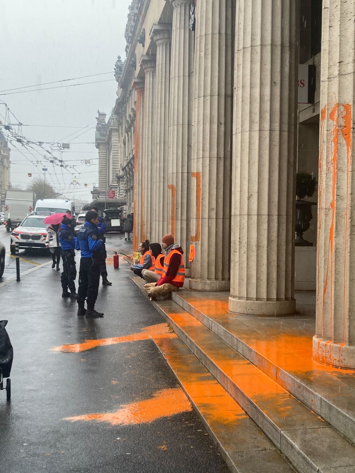 Action militante à Lausanne L'UBS de SaintFrançois peinturlurée pour