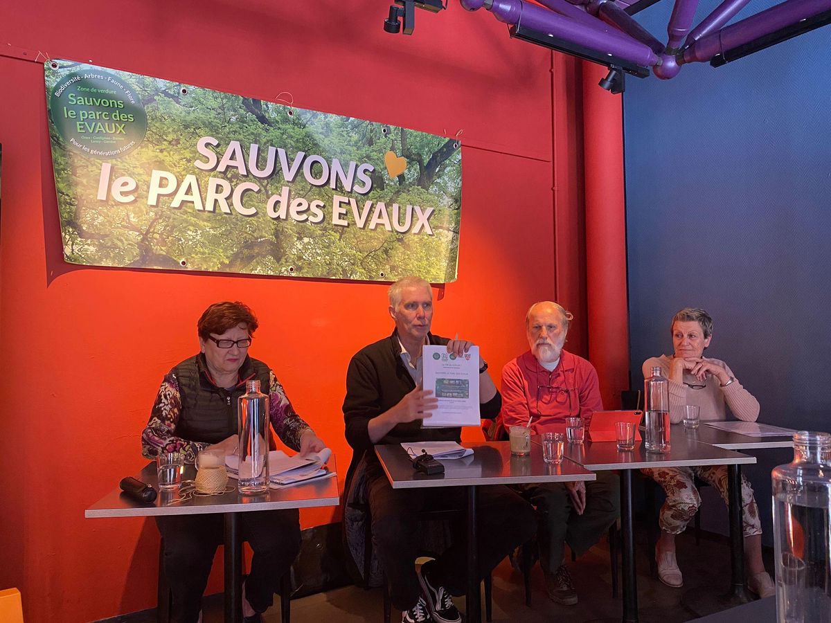 De gauche à droite: Margareth Robert-Tissot (présidente de l’association Sauvegarde Confignon), Jean Hertzschuch (président de Sauvegarde Genève), Alain Rouiller de l’ASBEC et Colette Fernandez (ancienne habitante d’Onex),  le 12 avril 2022.