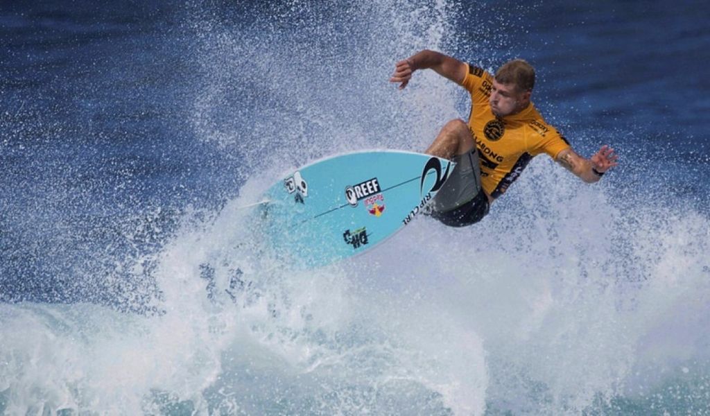 Il reprend le surf, malgré une attaque de requin