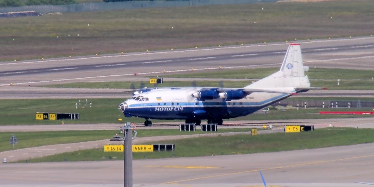 Zurich: 60-year-old Antonov AN-12B lands in Kloten