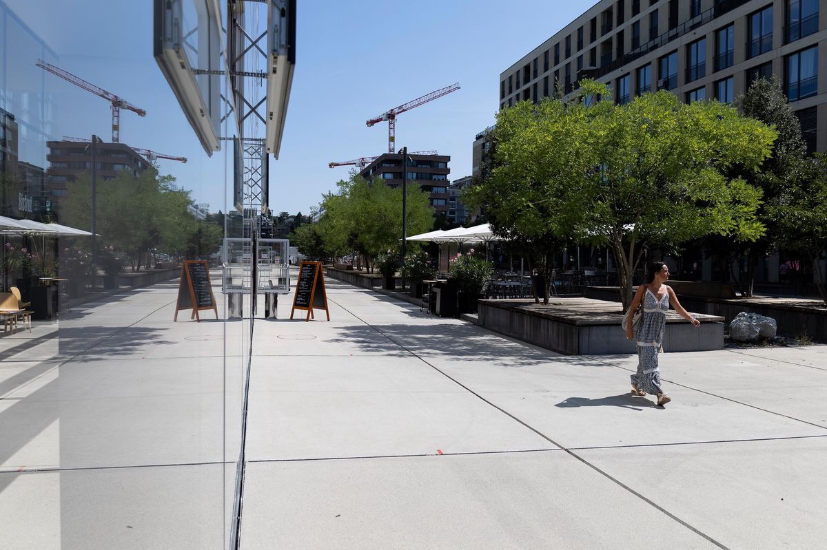 Trois terrasses de restaurant se partagent les abords de la bande longitudinale de l’esplanade, dont le cœur battant reste le théâtre. 