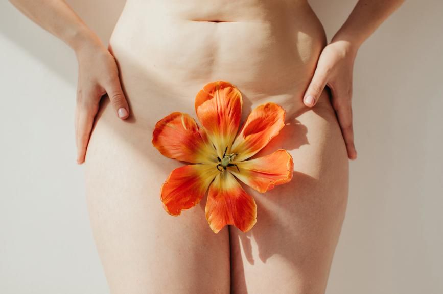 Leen Aerts, gynécologue aux HUG, met en garde contre les potentiels effets secondaires des interventions esthétiques, notamment les brûlures et les douleurs.