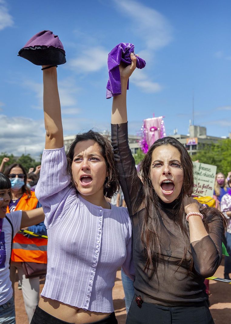 Selon un sondage IFOP mené en été 2020, une Française sur six de moins de 25 ans ne porterait plus de soutien-gorge. Le même sondage révélait en revanche que seules 14% des femmes allaient travailler sans, alors qu’en télétravail elles étaient 50% à le laisser tomber pour plus de confort. Aucun chiffre n'existe pour la Suisse, mais le mouvement No Bra semble avoir gagné la rue, à l'instar de ces jeunes femmes lors de la Grève féministe du 14 juin 2020 à Genève.