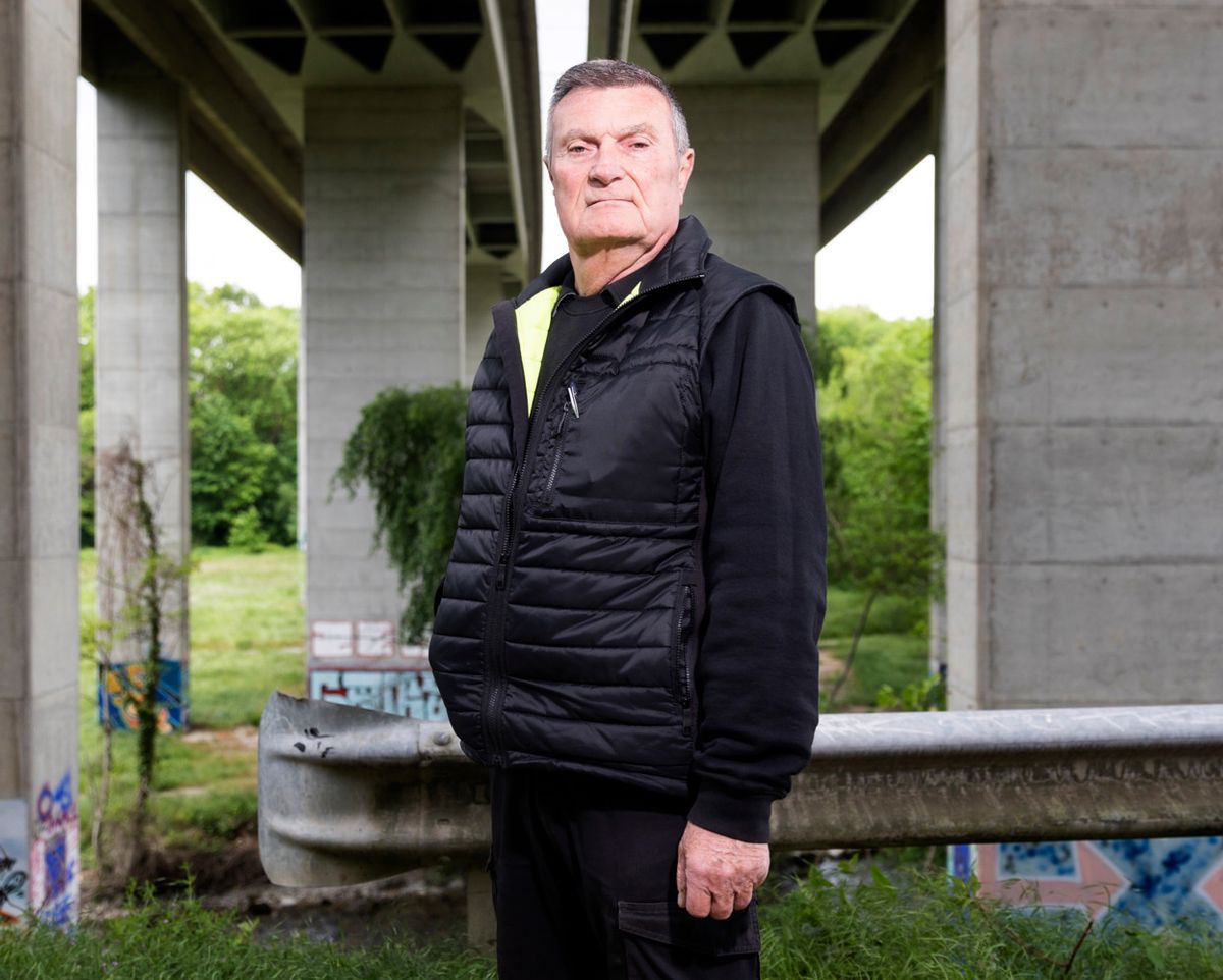 20 ans après le G8 et le drame du pont de l’Aubonne, le sergent-major Claude Poget, premier sur les lieux à l’époque, est revenu sur les lieux étaient suspendus deux activistes au bout d’une corde qu’un autre policier a sectionné.