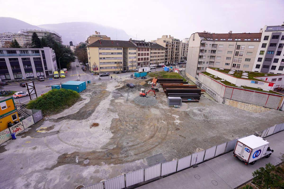 L’ancien immeuble qui occupait la parcelle a été détruit. La nouvelle construction se fait attendre.