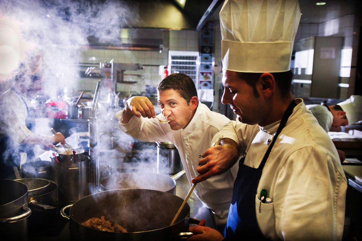 Dominique Gauthier, chef du Chat Botté: goûter et regoûter pour que tout soit parfait.   