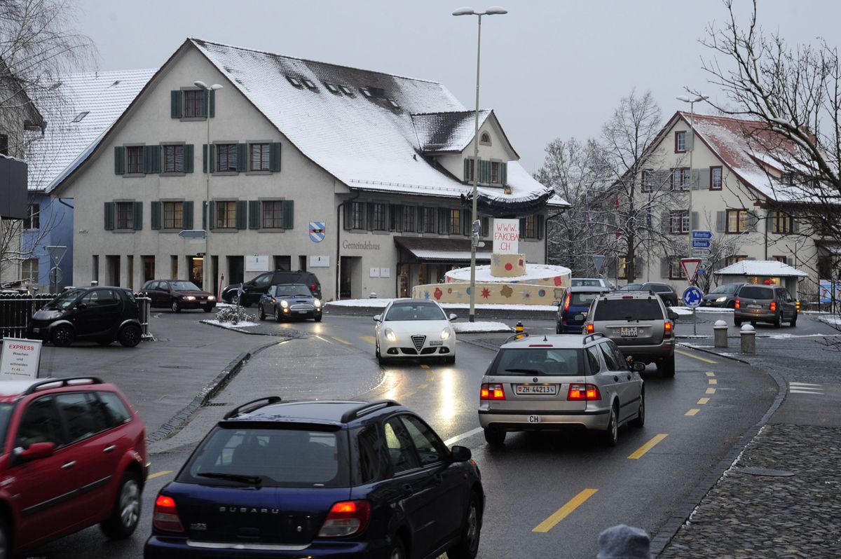 Bassersdorf
Stau rund um Zentrumskreisel
Klotenerstrasse richtung Balterswilerstrasse ( rechts )
31.01.2012
Bild : MARC DAHINDEN
 