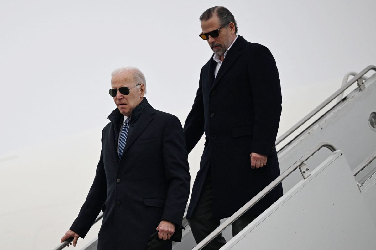 Joe Biden et son fils Hunter sur la base aérienne de Syracuse, à New York, le 4 février 2023. 