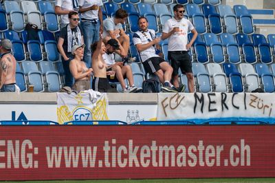 Des supportrices seins nus forcées de se rhabiller