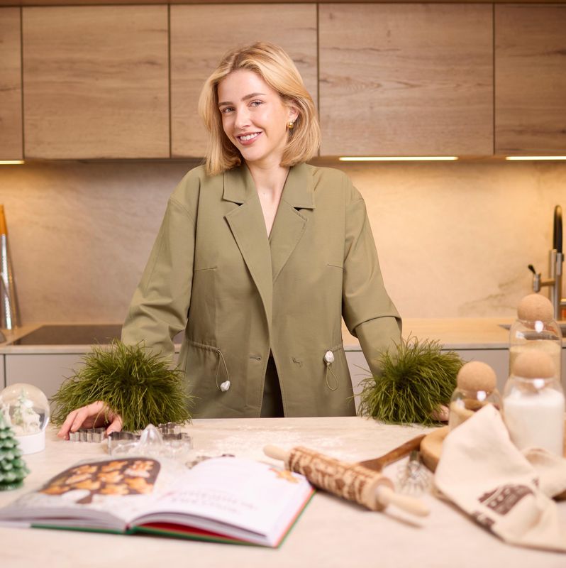 Margaux Seydoux, influenceuse romande, pose dans une cuisine avec son livre de cuisine ’Noël c’est doux’ à Gumefens.