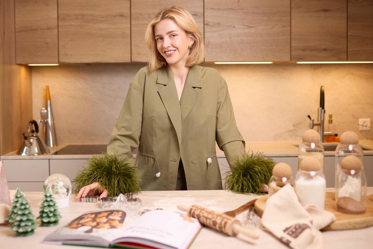 Margaux Seydoux, influenceuse romande, pose dans une cuisine avec son livre de cuisine ’Noël c’est doux’ à Gumefens.