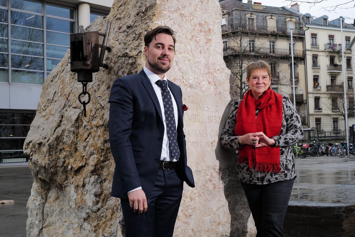 Sacha Camporini et Danielle Parmentier devant la pierre commémorative en mémoire des victimes du 9 novembr 1932, à Plainpalais