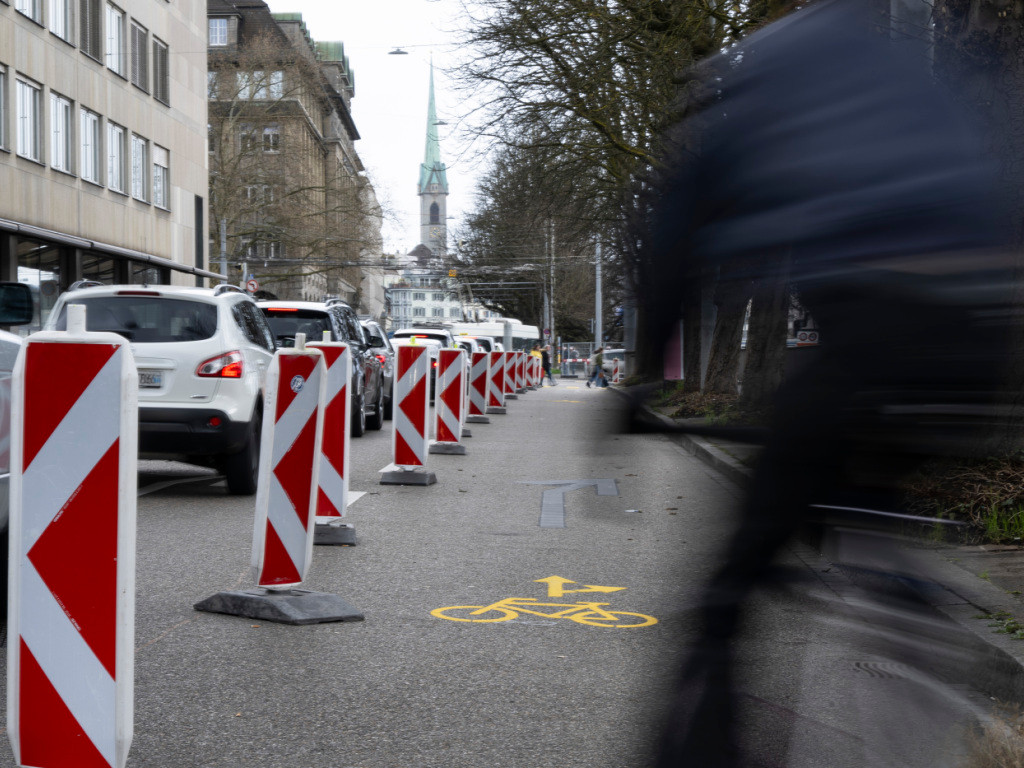 Sicherheit der Velofahrenden am HB: Stadt Zürich klagt gegen Kanton wegen entfernten Velowegs am Neumühle­quai