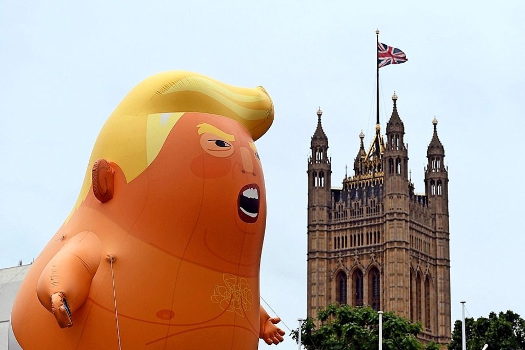 Invité par la famille royale britannique, Trump fait du Trump