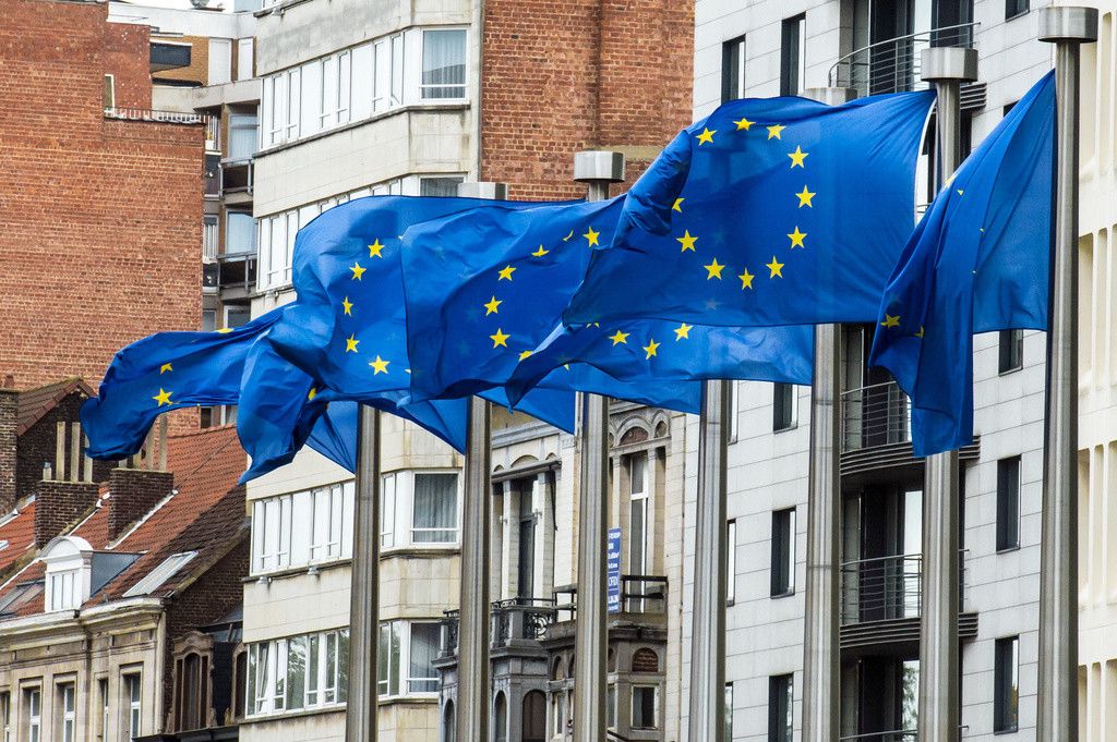 Les drapeaux de l'Union européenne flottent devant la Commission à Bruxelles