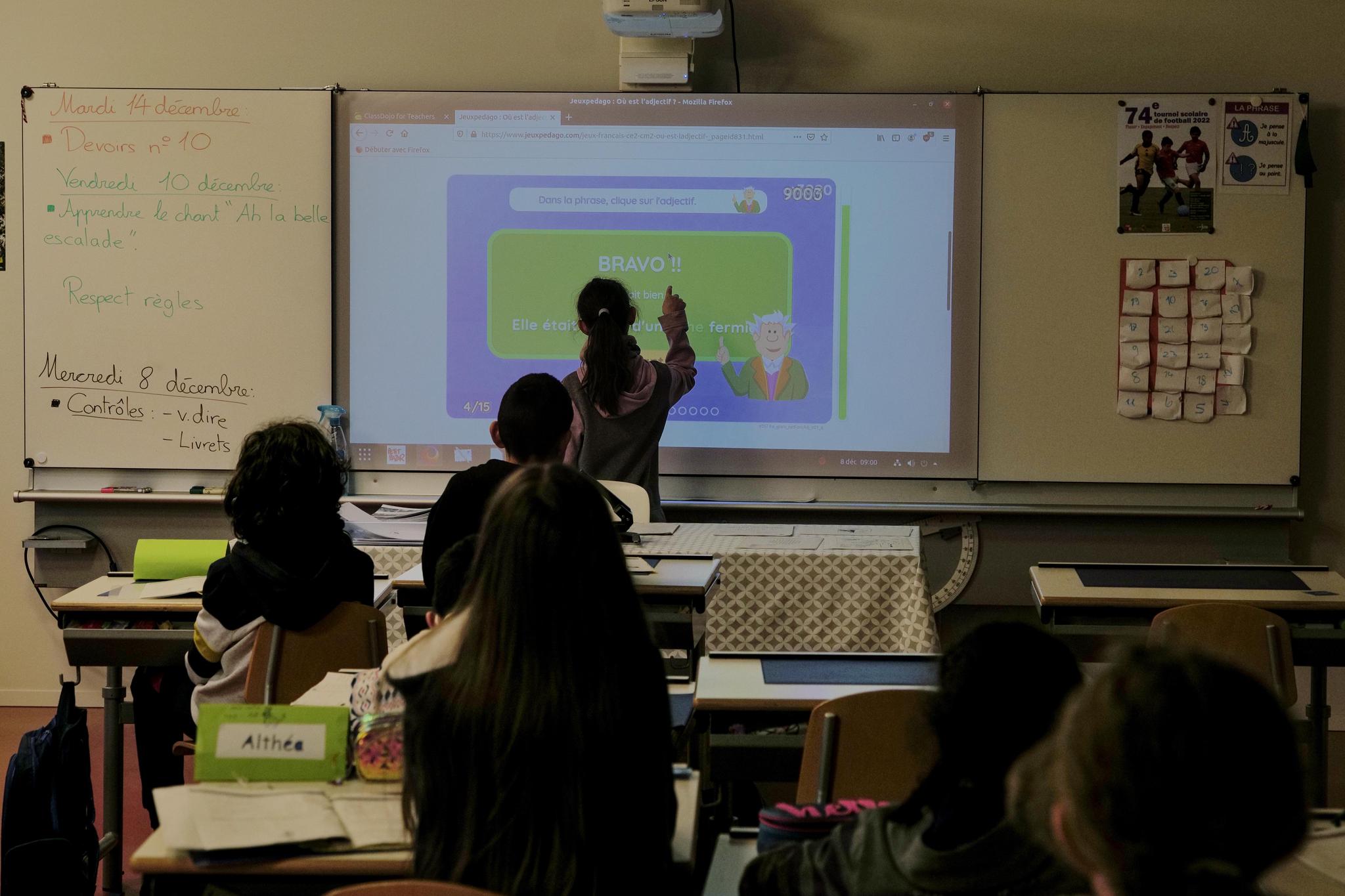 Le tableau blanc interactif (TBI) n’équipe pas toutes les écoles. Il accompagne généralement les ouvertures d’établissements, comme ici à Chandieu, depuis 2016.