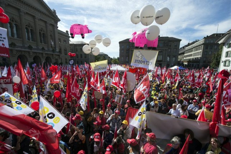 Trois défilés syndicaux ont manifesté à Berne contre le dumping salarial, le samedi 21 septembre 2013. But: envoyer un signal clair contre le relèvement de l'âge de la retraite et la précarisation des conditions de travail.