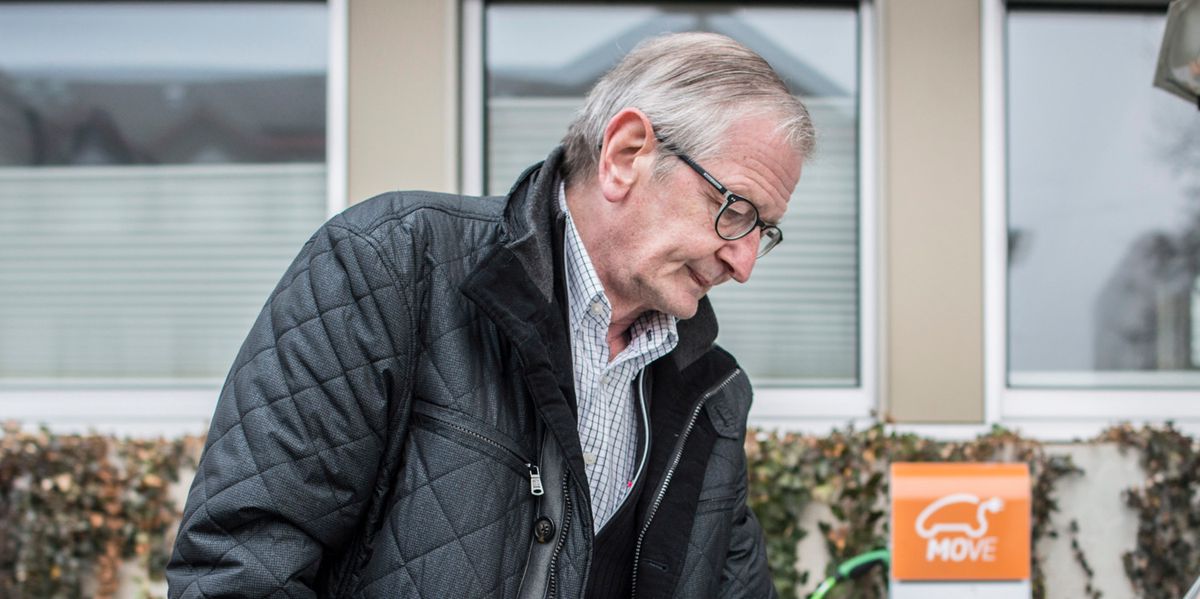 Ladestation fuer Elektro/Hybrid Autos bei der BKW. Matthias Lauterburg ist Fahrer eines Plug-in-Hybrid-Elektroautos. Das Wirrwarr unterschiedlicher Ladestation macht das Aufladen oft schwierig. Bei der BKW-Station muesste Matthias Lauterburg einen Pauschalbetrag von 15 Franken bezahlen. ©Franziska Rothenbuehler