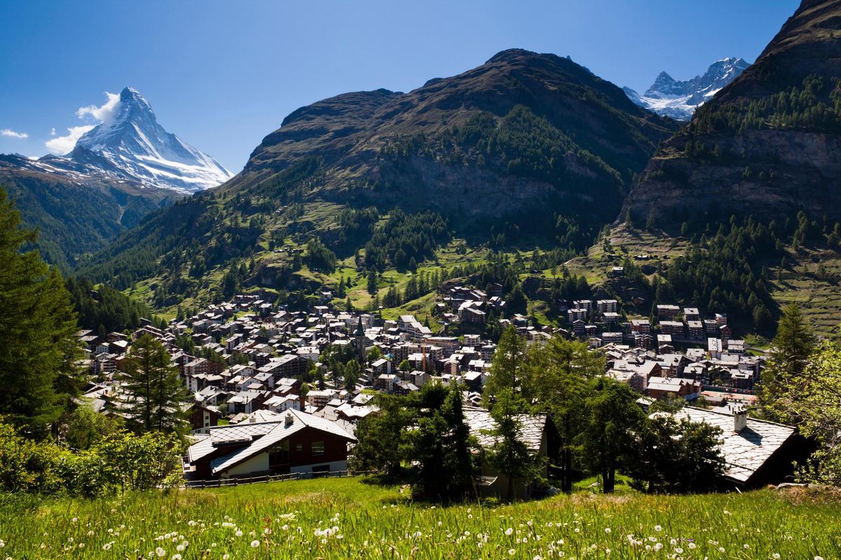 Sécuriser la route qui mène à Zermatt coûtera cher aux contribuables valaisans, qui, dans leur grande majorité, ne pourront pas l’emprunter. D’où la controverse déclenchée par le projet.