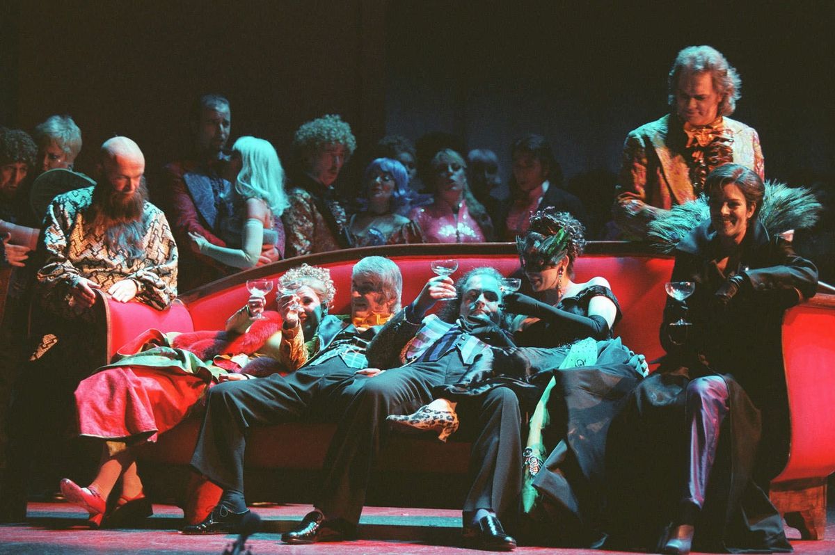 (vlnr) Peter Keller, Isabel Rey, Rudolf A. Hartmann, Thomas Mohr, Noemi Nadelmann, Carmen Oprisanu und Michael Volle (stehend) in einer Szene aus der Hauptprobe zur Operette "Die Fledermaus" am 27. Januar 2000 im Opernhaus Zuerich. Die Operette in drei Akten von Johann Strauss feiert am Sonntag, 30. Januar 2000 Premiere. Inszeniert wird sie von Juergen Flimm. (KEYSTONE/NIKLAUS STAUSS)