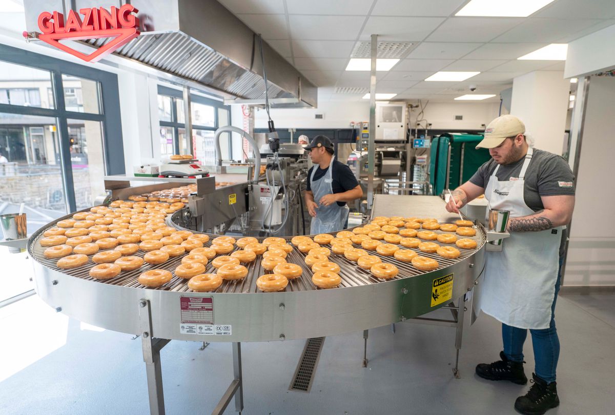 Petite particularité des lieux, chez Krispy Kreme à Lausanne les donuts seront produits juste devant les yeux des passants puisque les cuisines servent de vitrine au magasin.
