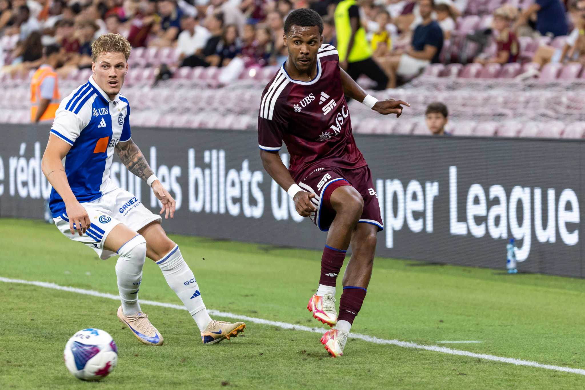 Mathis Lambourde (Servette FC) im Zweikampf mit Loris Giandomenico (GC) beim Super-League-Spiel in Genf.