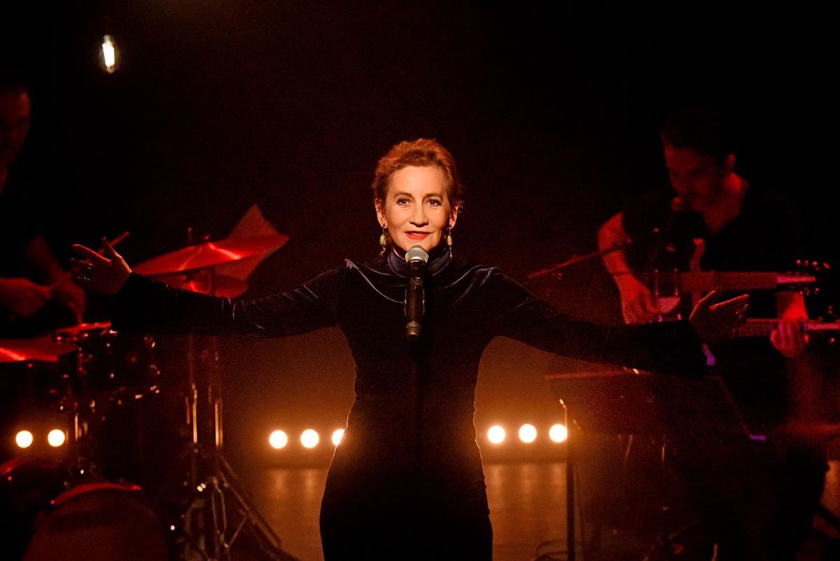 On la résume à tort à «C’est la ouate»: Caroline Loeb, 66 ans, est une artiste plurielle.