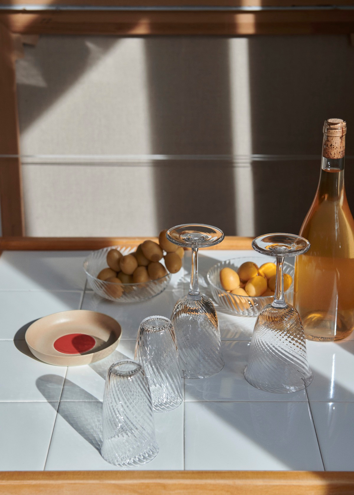 Ein Apéro nach Feierabend vermittelt nach der Heimkehr Feriengefühl. Gläser und Foto: &Tradition