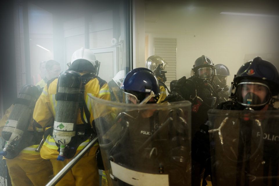 Genève, le 21 juin 2017. Prison de Curabilis. Exercice à l'échelle 1:1 qui se déroule dans le cadre du cours COS 2017 (Commandement des Opérations de Secours). Il est destiné aux cadres opérationnels: Police, Sapeurs-Pompiers du SIS, personnel de Curabilis, brigade sanitaire cantonale, etc... Photo: Laurent Guiraud.