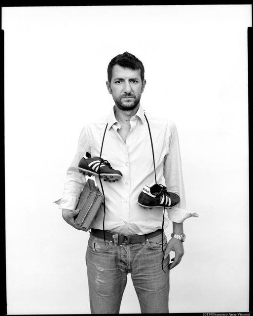 Angelo Albrizio porte des chaussures de foot, sa passion, et un livre pour son diplôme en philosophie. 