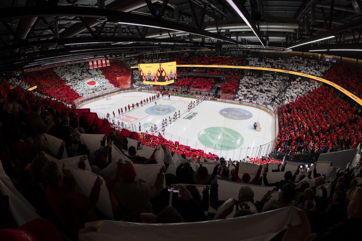 Tifo de la Section Ouest les supporters lausannois, pendant l'acte 4 entre le Lausanne Hokey Club et les ZSC Lions comptant pour la finale du championnat de National League, le mardi 23 avril 2024 a la Vaudoise Arena, a Lausanne (Bastien Gallay / GallayPhoto)