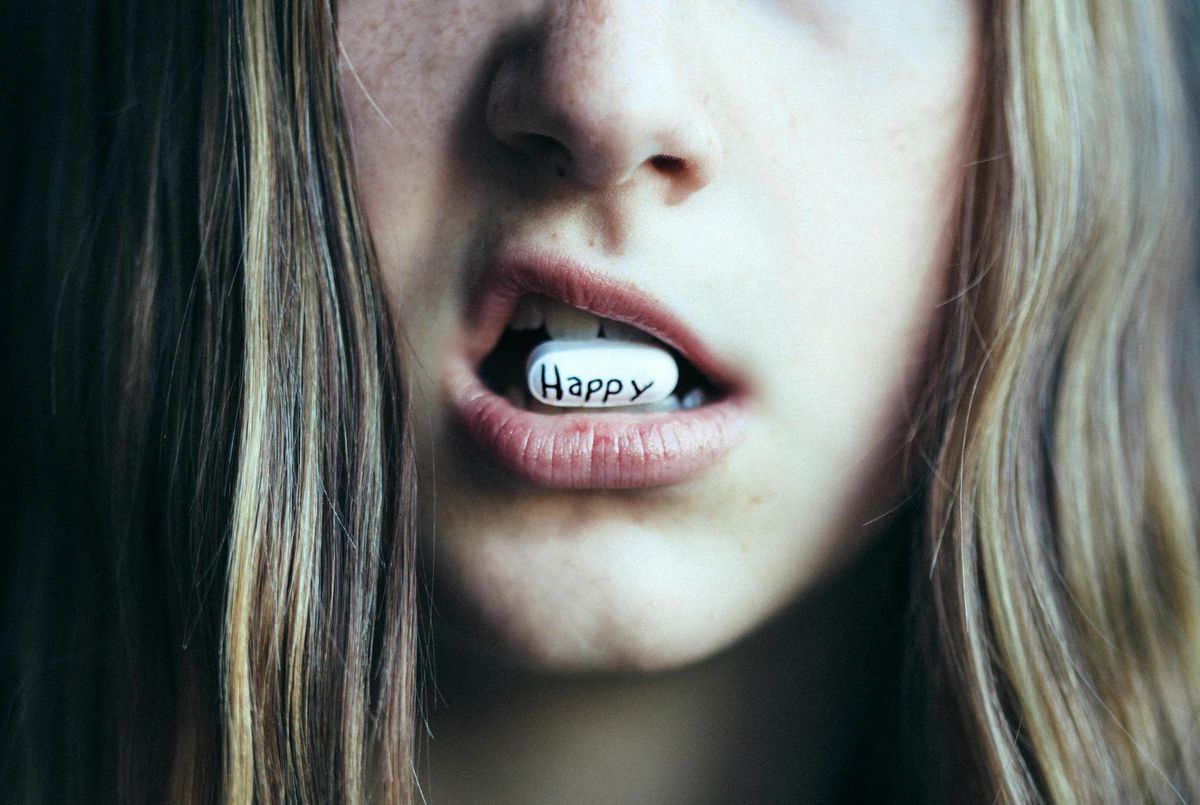 Selon les travaux du Pr Irving Kirsch, cité dans le livre d’Ariane Denoyel, aucune étude n’a jamais pu démontrer que les antidépresseurs faisaient significativement mieux que les placebos.