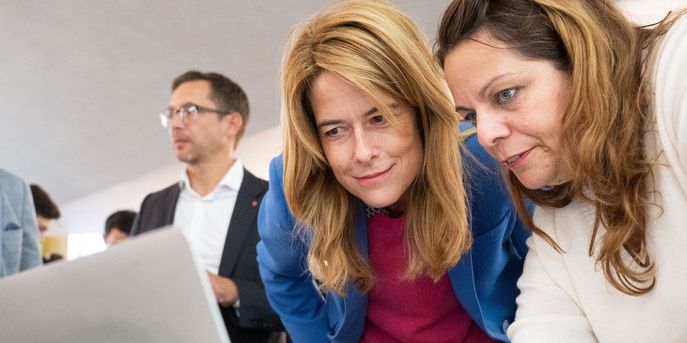Petra Goessi, FDP, schaut auf die Wahlresultate mit Nathalie Henseler, anlaesslich den Eidgenoessischen Wahlen am Sonntag, 22. Oktober 2023 in Schwyz. Die Schweizer Buergerinnen und Buerger waehlen das Bundesparlament mit den beiden Kammern Nationalrat und Staenderat. (KEYSTONE/Eveline Beerkircher)