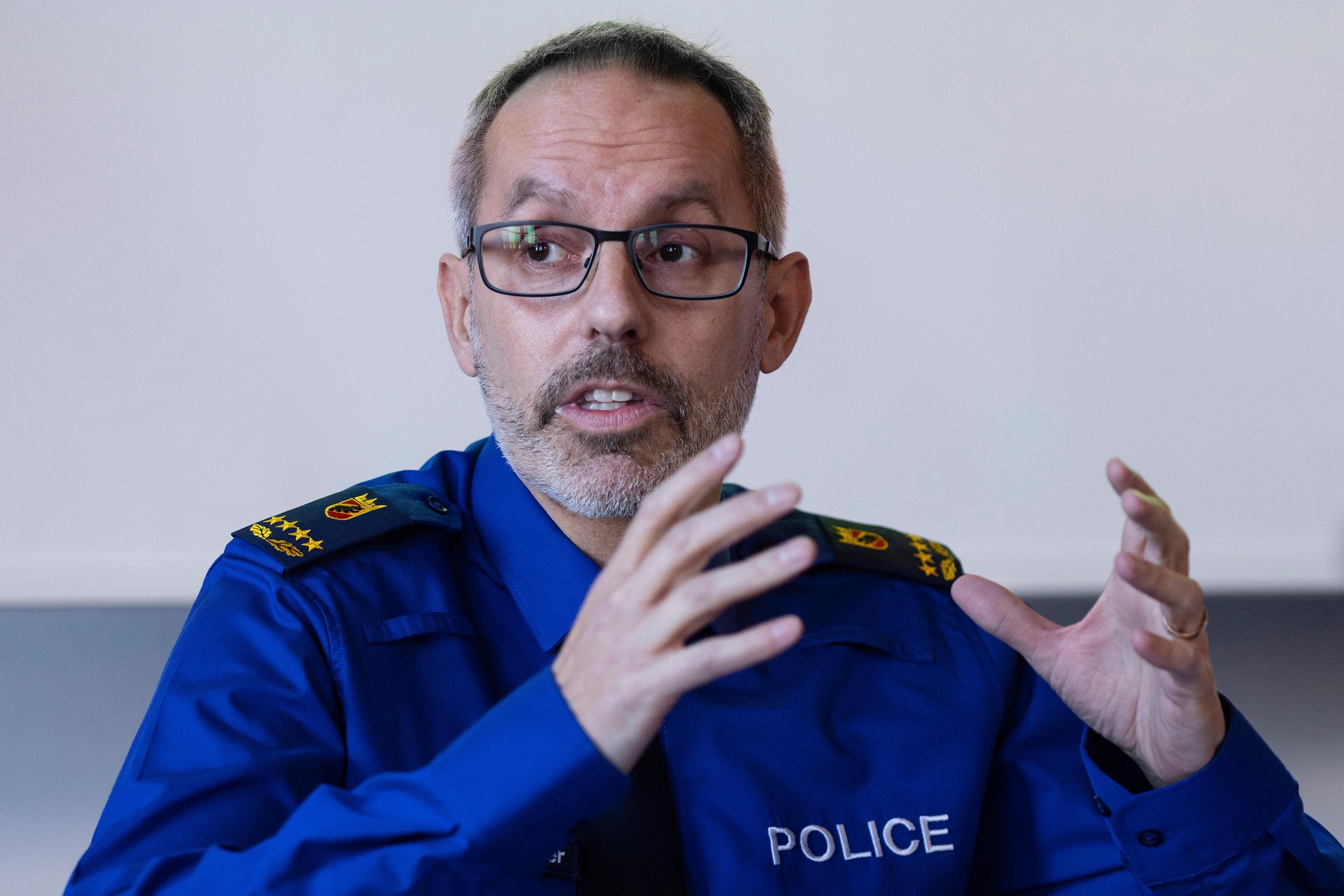 Will problematische Entwicklungen bei Jugendlichen frühzeitig erkennen: Der Berner Polizeikommandant Christian Brenzikofer. (Archivbild)