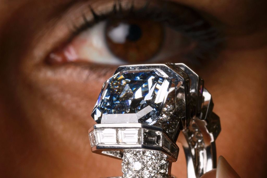 Un diamant bleu vendu 17 millions de dollars
