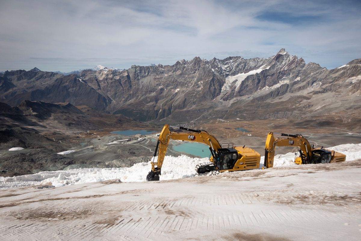Préparation de la piste de coupe du monde de ski, avec les pelleteuses.