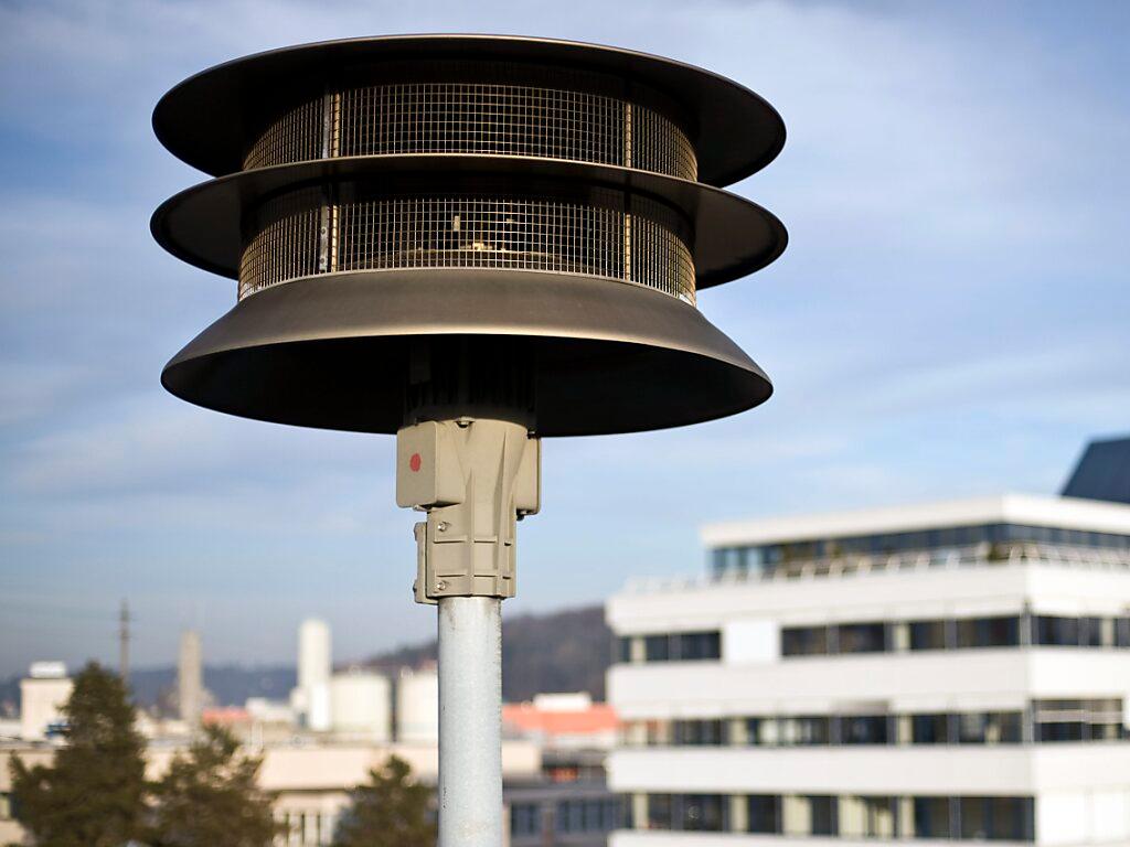 Les 5000 sirènes fixes et 2200 sirènes mobiles que compte la Suisse ont été testées mercredi dès 13h30. (photo d’archives)