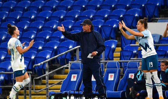 Les méthodes de Borut Jarc (au centre) à la tête de l’équipe féminine de Slovénie étaient largement contestées par ses joueuses.