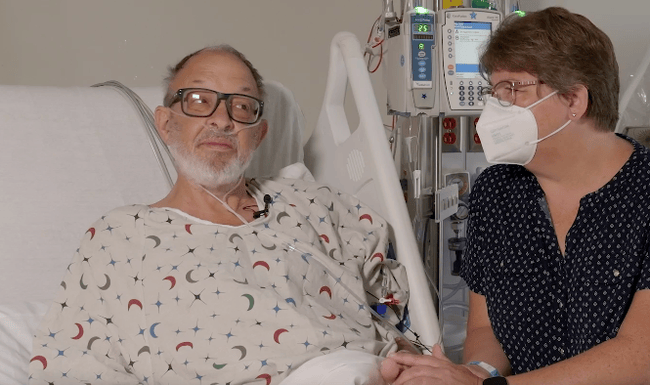 Der 58-jährige Lawrence Faucette hat ein Schweineherz in der Brust. 