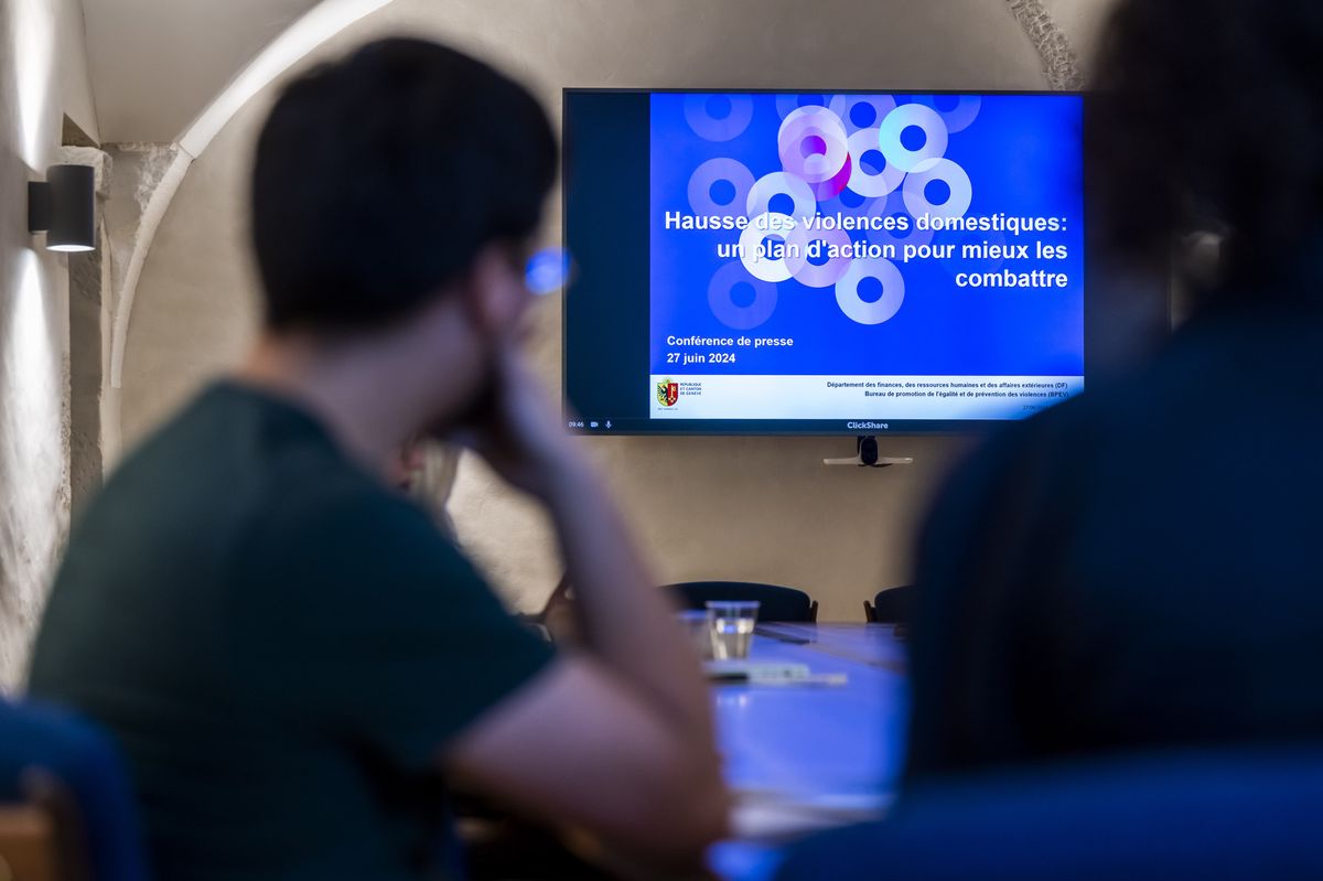 Un ecran avec le slide de presentation est photographie, lors d'une conference de presse afin de presenter les chiffres de l'Observatoire genevois des violences domestiques pour l'annee 2023 et le Plan d'action de lutte contre les violences domestiques 2023-2028, ce jeudi 27 juin 2024 a Geneve. (KEYSTONE/Martial Trezzini)