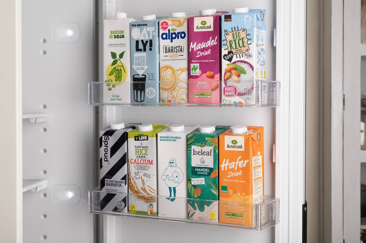 La gamme d’alternatives au lait de vache s’est considérablement étoffée ces dernières années. Toujours plus de Suisses en remplissent leur frigo. À la Coop, un litre de lait vendu sur sept est désormais végane.