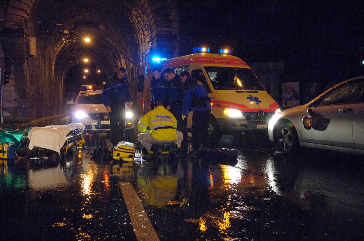 Lausanne, place du Tunnel, le 9 décembre un peu avant 02h00, sous une forte pluie, une voiture fauche 2 piétons qui traversaient en dehors du passage. Blessés, ils sont conduit au CHUV. ©Eric Jaquerod