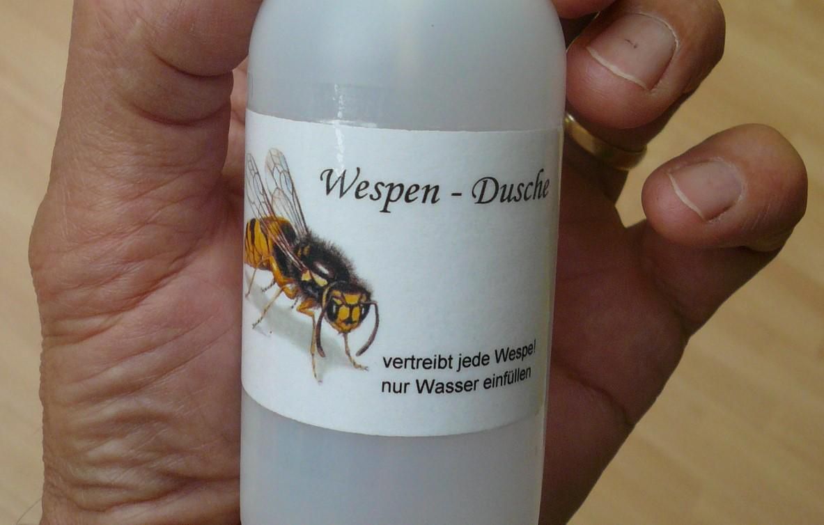 Schon mehr als 300 dieser Plastikfläschchen hat der grüne Politiker aus Liestal verschenkt.