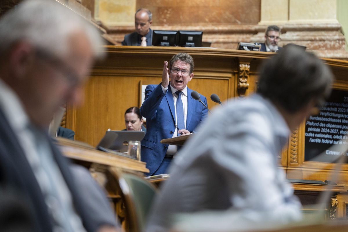 Albert Roesti s'exprime sur les routes nationales lors de la session d'été des conseils fédéraux à Berne, le 30 mai 2023.