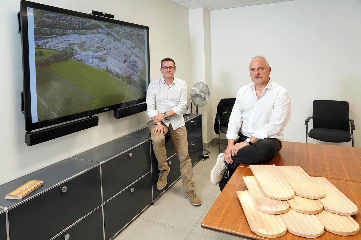 Alexandre Despond (à g.), président du CA d’Argramat Bardonnex, et Massimo Gorgoni, directeur d’Argramat Bardonnex, posent devant le plan du site qui abrite la tuilerie de Bardonnex. Au premier plan, des tuiles. Quatre sont engobées, les autres non. Saurez-vous faire la différence?