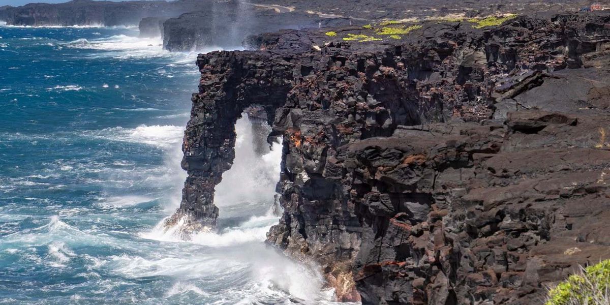Hawaii: Famous Holei Arch on the Big Island Collapses