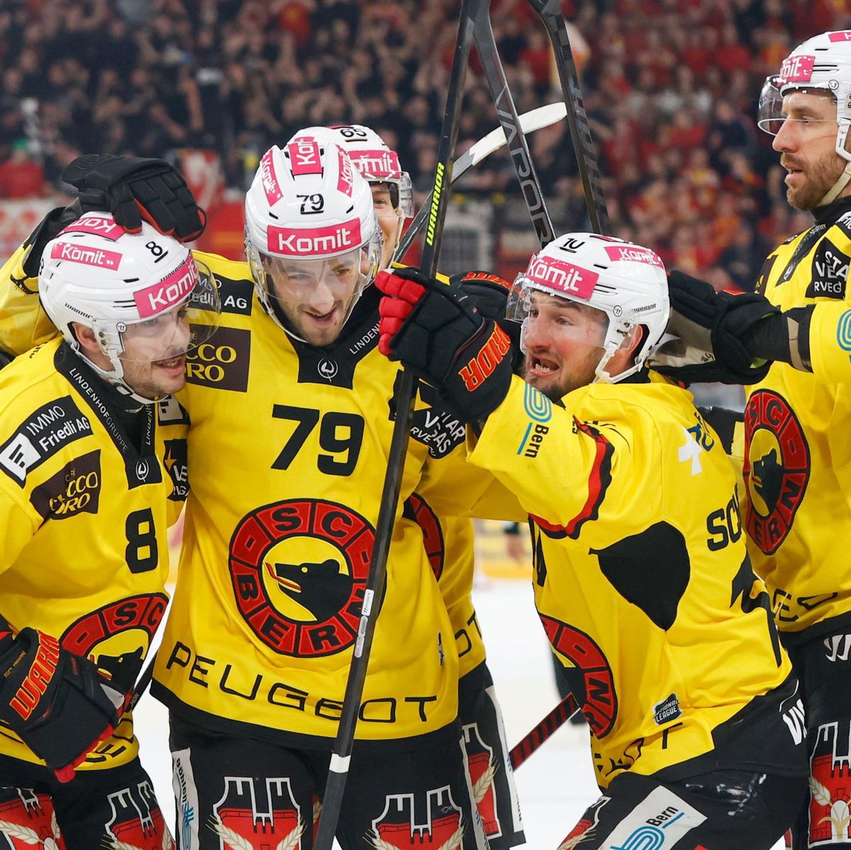Joueurs de SC Bern, Thierry Bader, Marc Marchon, Patrik Nemeth, Tristan Scherwey et Ramon Untersander, célèbrent un but contre EHC Biel-Bienne lors d’un match de hockey sur glace à Biel-Bienne.