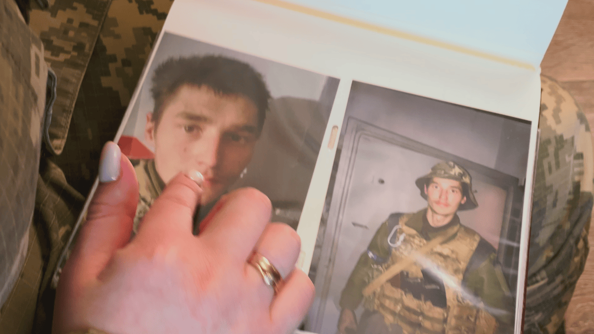 Une mère pleure la disparition de son fils, soldat en Ukraine, sans doute emprisonné par les Russes.