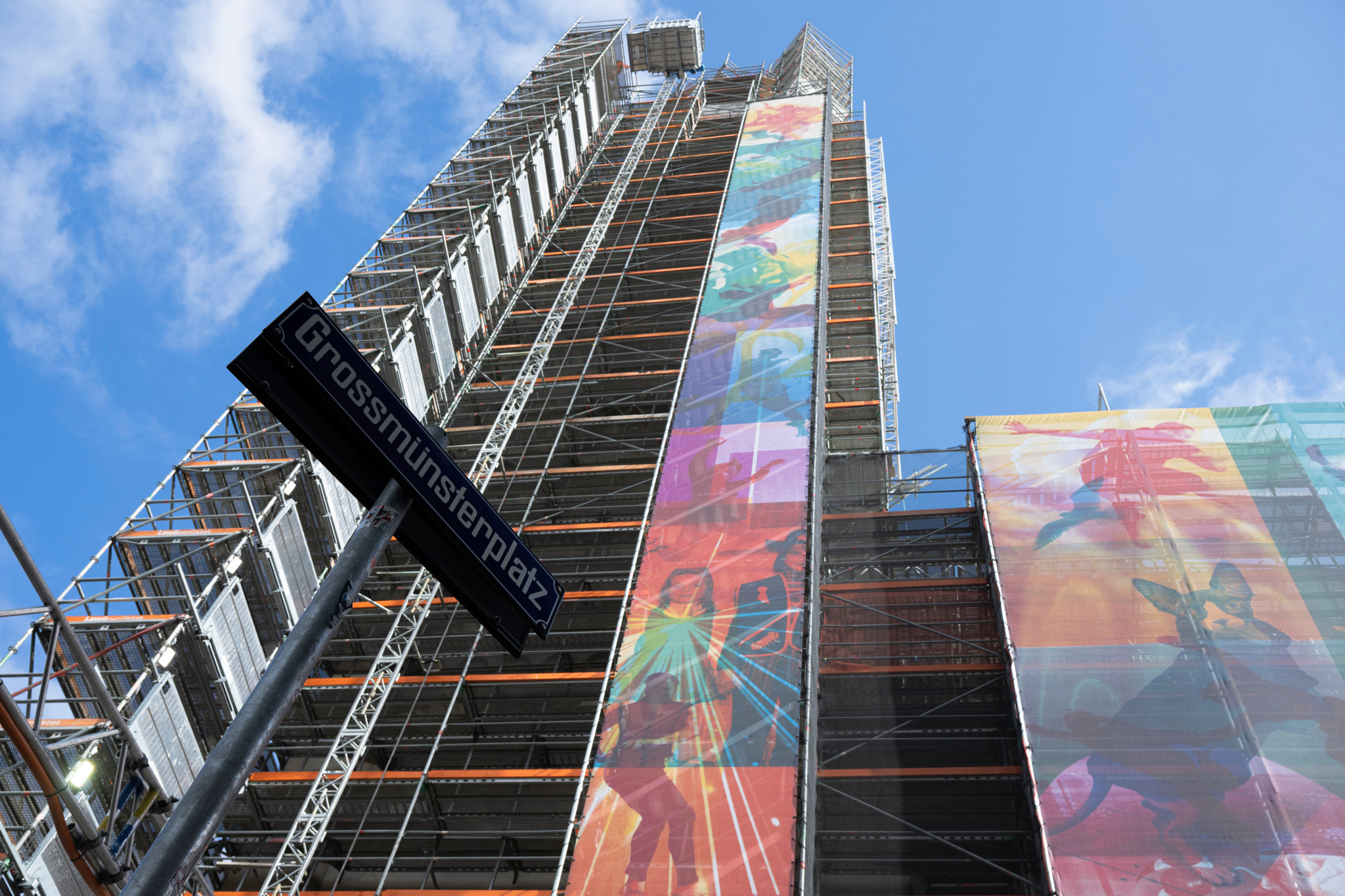 Wahrzeichen der Stadt Zürich: Künstlerin Shirana Shahbazi verhüllt das Grossmünster