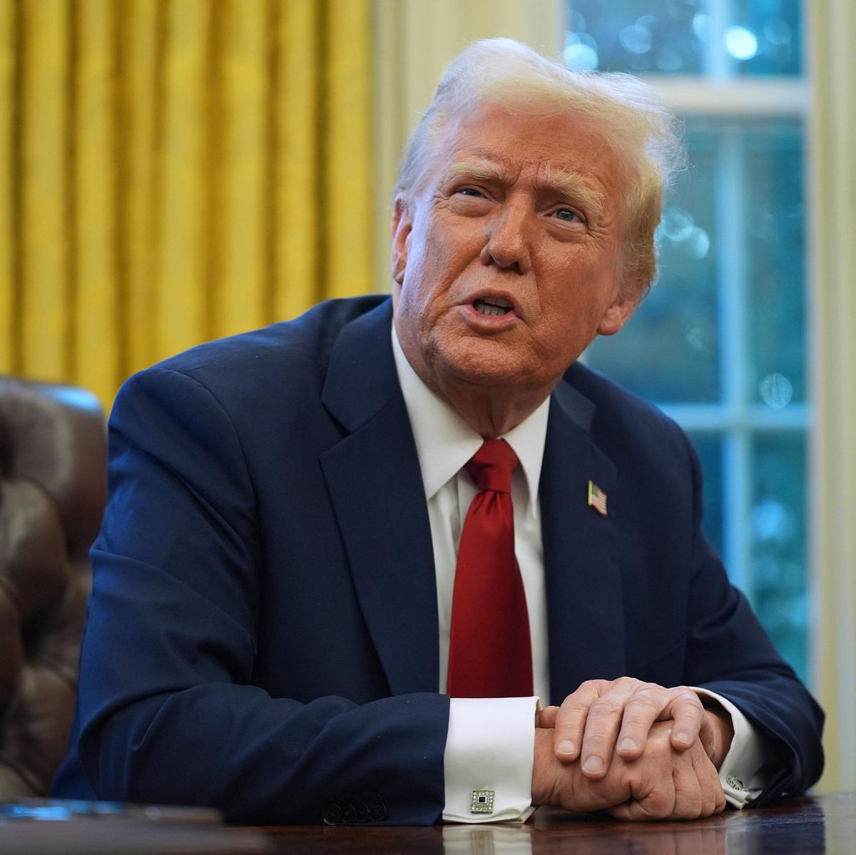 Donald Trump parle en signant des décrets exécutifs dans le Bureau ovale à la Maison-Blanche, le 30 janvier 2025.